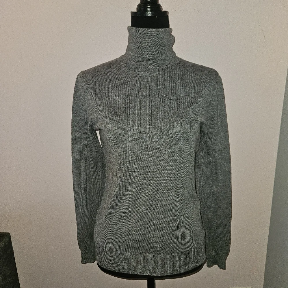 Ann Taylor Gray Sweater - Size Medium - Picture 1 of 6